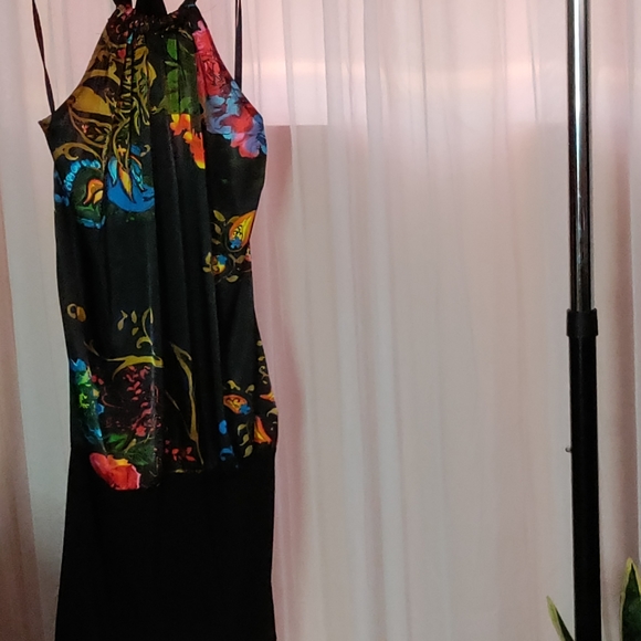 Beautiful back out dress - Picture 2 of 4